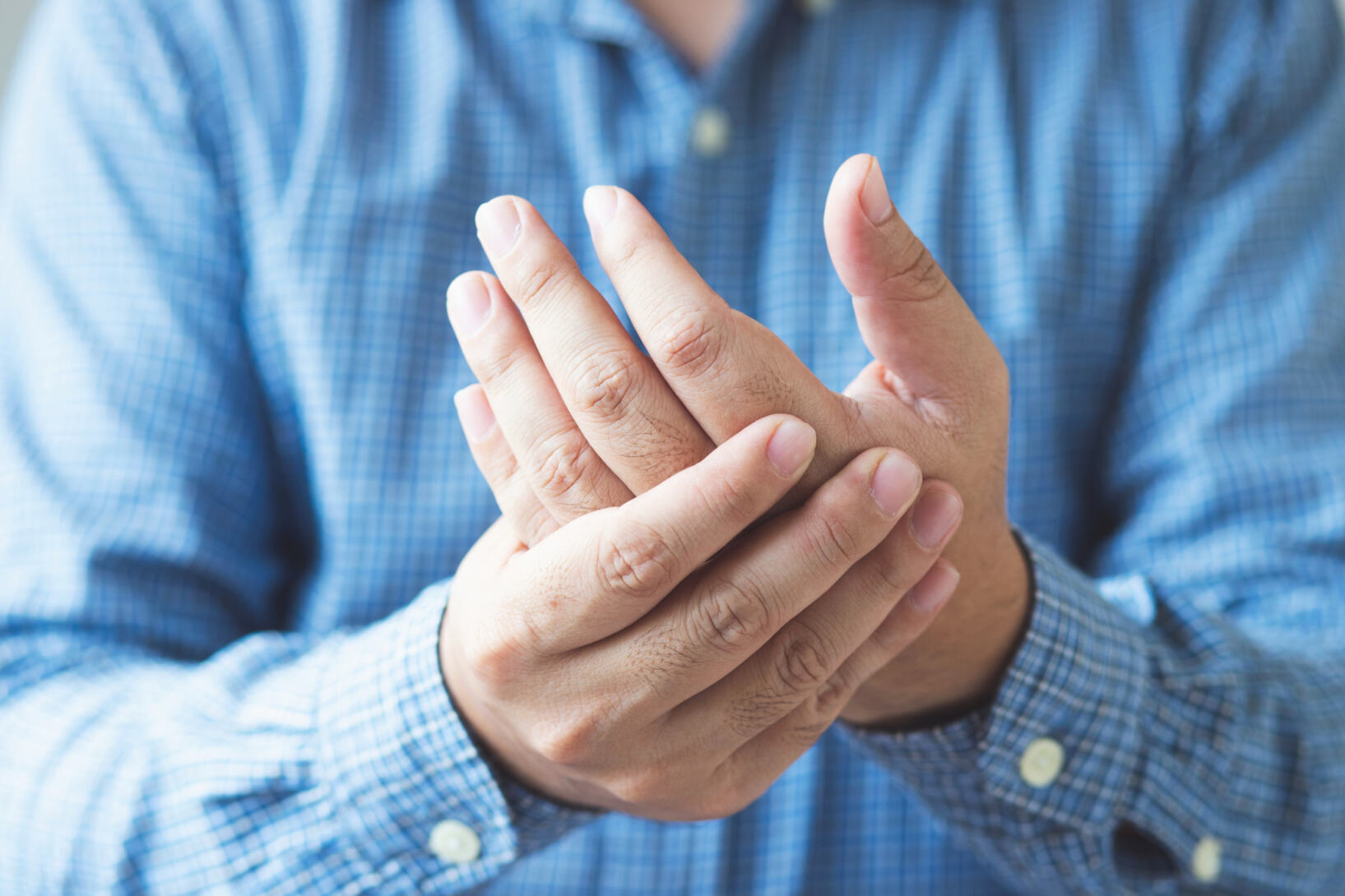 Mani e dita gonfie e doloranti: cause e rimedi